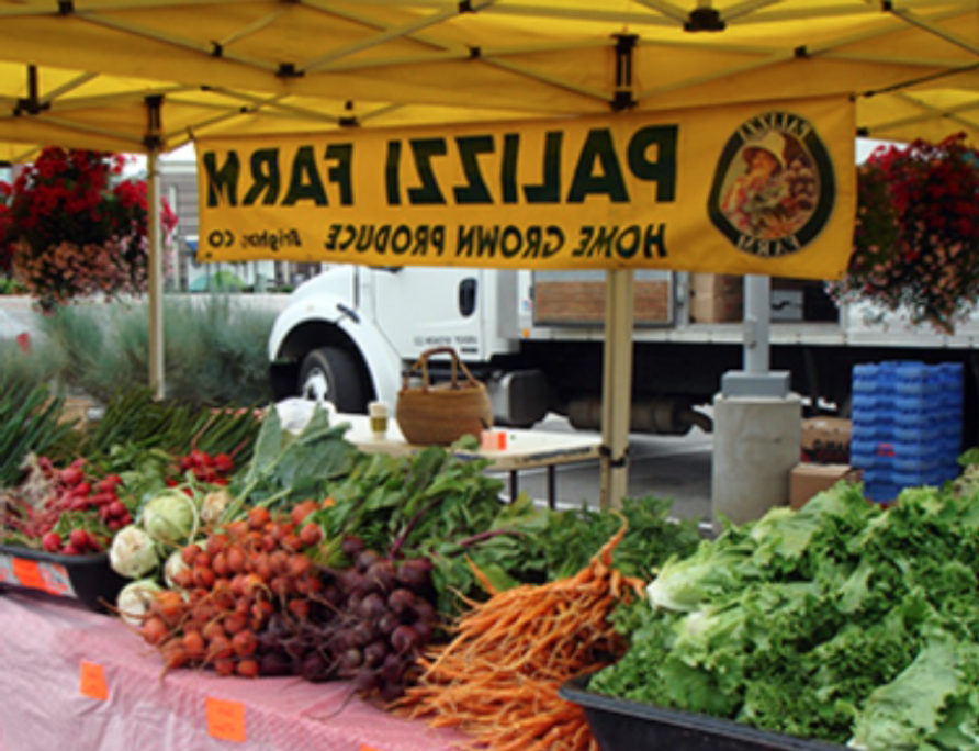 photo of the Palizzi Farm booth at a farmers market